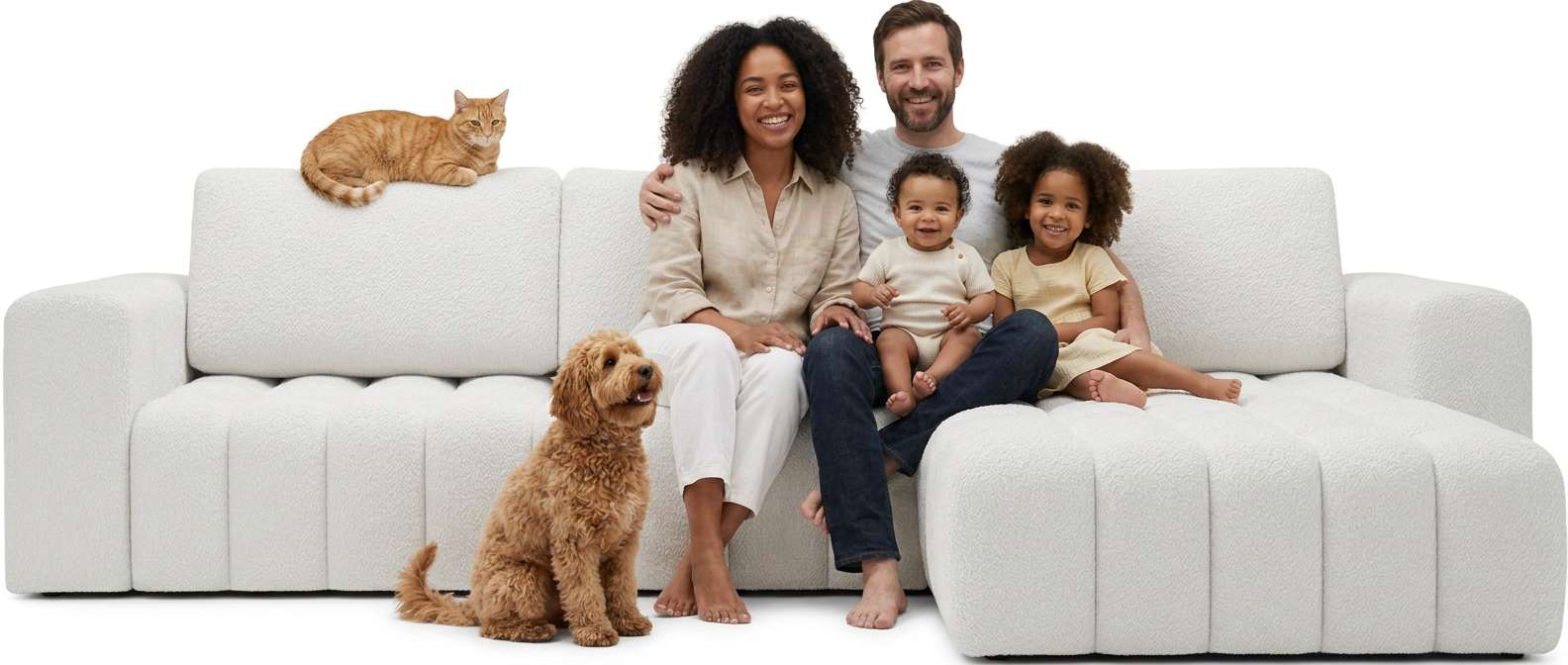 Famille heureuse sur un canapé fraîchement nettoyé par HYDROTEXTILE